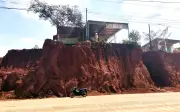 Dự án nâng cấp đường ĐT 753: Nhà dân cheo leo bên vách đất sau khi hạ cốt nền
