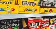 FDA Mỹ Thu Hồi Hàng Ngàn Gói Kẹo M&M's Do Thiếu Cảnh Báo Dị Ứng Trên Bao Bì