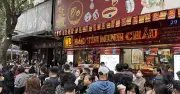 Giá vàng lao dốc, người dân Hà Nội đổ xô xếp hàng bất chấp dịch