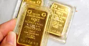 Giá vàng SJC vẫn cao hơn thế giới 30 triệu đồng/lượng, lãi suất tiết kiệm tăng vọt