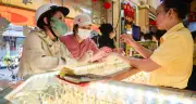Giá vàng trong nước cao hơn thế giới gần 30 triệu đồng/lượng, người mua gánh rủi ro lớn