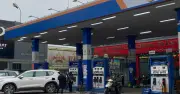 Giá xăng dầu giảm mạnh, người dân đổ xăng nhanh chóng chỉ trong vài phút