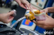 Giá xăng dầu tăng cao, 18 tuyến xe khách và 1.700 taxi tại TP.HCM tăng giá vé