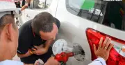 Giá xăng dầu tăng mạnh, người dân đổ xăng dồn dập và lưu ý về thói quen lắc xe