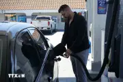 Giá xăng Mỹ vượt ngưỡng 4 USD/gallon, cao nhất trong hơn 2 năm