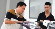Giá xăng tăng, người dân TP.HCM đổ xô mua xe máy điện để tiết kiệm