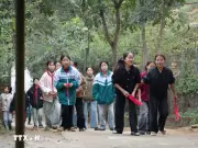 Giáo viên miền núi vận động học sinh trở lại trường sau Tết