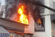 Hà Nội: Cháy dữ dội nhà 7 tầng, hai người đàn ông dũng cảm đục tường giải cứu nạn nhân