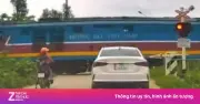 Hai nữ sinh Hà Tĩnh liều lĩnh vượt gác chắn đường sắt khi tàu đang lao tới