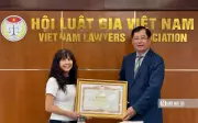 Hội Luật gia Việt Nam trao bằng khen cho bà Phan Thị Thu Hương vì thành tích xuất sắc