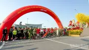 Hơn 3.000 người Vĩnh Long tham gia Ngày chạy Olympic trên con đường gốm và hoa dài nhất Việt Nam