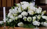 Hoa Hồng Trắng Trong Đám Tang: Biểu Tượng Của Sự Tiễn Biệt Và Tưởng Niệm