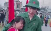 Khoảnh khắc chị gái bệnh tật ôm em trai khóc nức nở ngày nhập ngũ gây xúc động