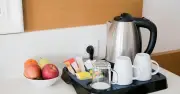 Lý do nên kiểm tra ấm đun nước pha cà phê ngay khi nhận phòng khách sạn