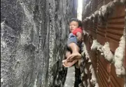 Lực lượng cứu hộ giải cứu thành công bé trai mắc kẹt trong khe hẹp giữa hai bức tường