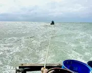 Lâm Đồng hỗ trợ đưa 2 tàu cá bị hư máy về đảo Phú Quý an toàn