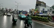 Mưa trái mùa bất ngờ trút xuống TP.HCM và Lâm Đồng, dự báo còn tiếp diễn