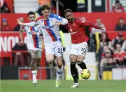 MU gỡ hòa 1-1 nhờ pha phạt đền của Fernandes, Crystal Palace chơi thiếu người