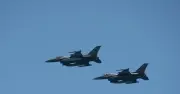 Máy bay F-16 bắn pháo sáng ngăn máy bay lạ áp sát khu vực ông Trump