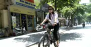 Nữ giảng viên Hà Nội 13 năm đạp xe đi làm, bình thản trước giá xăng tăng