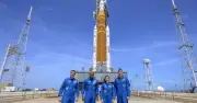 NASA đếm ngược phóng tàu có người lái lên mặt trăng sau hơn 50 năm