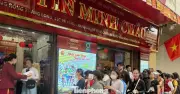 Đông nghịt khách xếp hàng mua vàng tại Bảo Tín Minh Châu Hà Nội dù giới hạn 2 chỉ/người