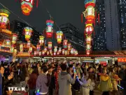 Đông đảo người dân đổ về đền Wong Tai Sin trong đêm rằm tháng Giêng