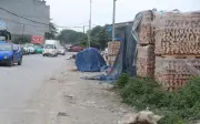 Đường Vũ Quỳnh chưa hoàn thiện đã thành bãi tập kết vật liệu, rác thải