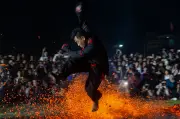 Nghệ nhân trẻ Pà Thẻn thực hiện màn nhảy lửa huyền bí tại lễ hội Tuyên Quang