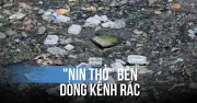 Người dân 'nín thở' bán hàng bên kênh 19 Tháng 5 ngập rác thải