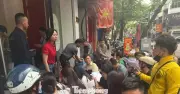 Người dân xếp hàng dài chờ mua vàng tại Bảo Tín Minh Châu và các cửa hàng khác