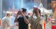 Người Hoa đổ về chùa Ông vay lộc, cầu may mắn dịp rằm tháng Giêng