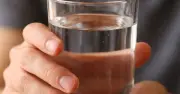 Người thận yếu cần uống nước đúng cách: Không phải cứ 2 lít là đủ