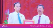 Nguyên Thủ tướng Nguyễn Tấn Dũng nhận kỷ niệm chương về xuất bản sách lý luận