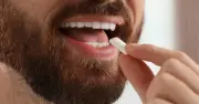 Nhai kẹo cao su có thực sự giúp giảm hôi miệng hiệu quả không?
