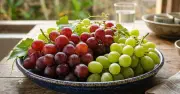 Nho đỏ vượt trội về chất chống oxy hóa so với nho xanh, bảo vệ tim mạch và não bộ