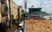 Ninh Bình phát hiện tàu chở 700m³ đất không rõ nguồn gốc trên sông Hồng