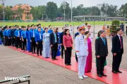 Đoàn Thanh niên Chính phủ vào viếng Lăng Chủ tịch Hồ Chí Minh