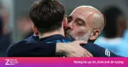Pep Guardiola lại tự cào mặt: Lo ngại sức khỏe sau chiến thắng Carabao Cup