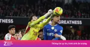 Premier League Biến Vòng Cấm Thành 'Sàn Vật'? Bóng Chết Làm Dậy Sóng Tranh Cãi Luật Lệ