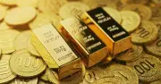 Quỹ vàng lớn nhất thế giới bán ròng liên tiếp, giá vàng chịu áp lực từ USD và chính sách Fed