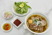 Quán Bún Bò TPHCM Treo Biển Báo Gây Sốt: 'Khách Hàng Là Thượng Đế, Nhưng...'
