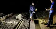 Đá rơi liên tiếp trên đèo Hải Vân, đường sắt tạm dừng chạy tàu