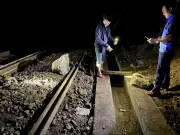 Đá Rơi Trên Đèo Hải Vân, Ngành Đường Sắt Phải Tạm Dừng Chạy Tàu