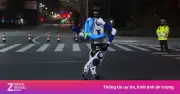 Robot Hình Người Tập Chạy Giữa Đêm Ở Bắc Kinh Cho Giải Marathon Sắp Tới