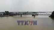 Sà lan đâm cầu Ghềnh gây tê liệt đường sắt Bắc Nam, giao thông hỗn loạn