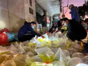 Sài Gòn Rộn Ràng Những Phiên Chợ Đặc Biệt: Từ Trầu Cau Đến Cá Cảnh 'Âm Phủ'