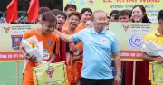 Sân Đại Học Nha Trang 'vỡ òa' khi HLV Park Hang-seo xuất hiện tại giải bóng đá sinh viên