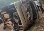 Ôtô 7 chỗ lật ngang khi ôm cua ở Đồng Nai, hai người tử vong thương tâm