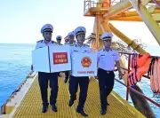 Tổ bầu cử sớm Vùng 2 Hải quân tổ chức bỏ phiếu trên biển cho cử tri